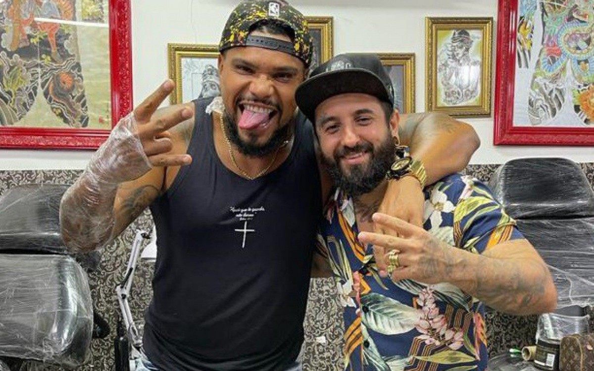 Naldo Benny prestigia o gonçalense Jhony, mesmo tatuador do seu filho