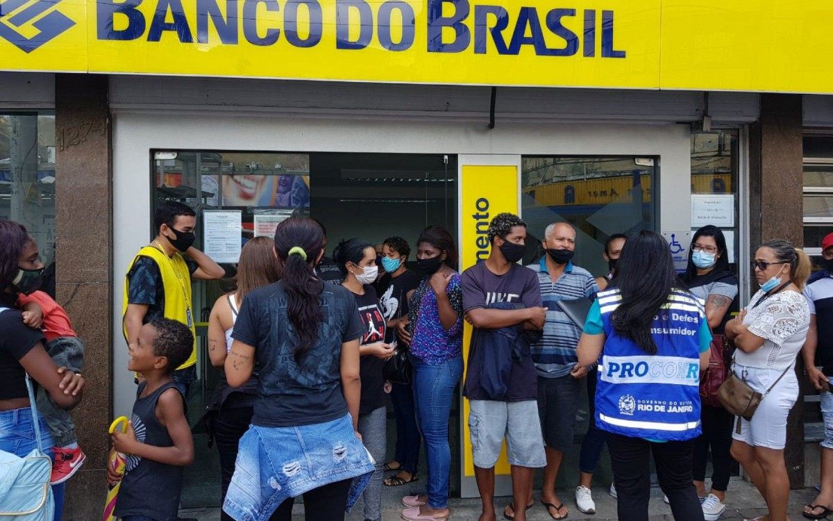 Agentes constataram filas com mais de 100 pessoas esperando atendimento