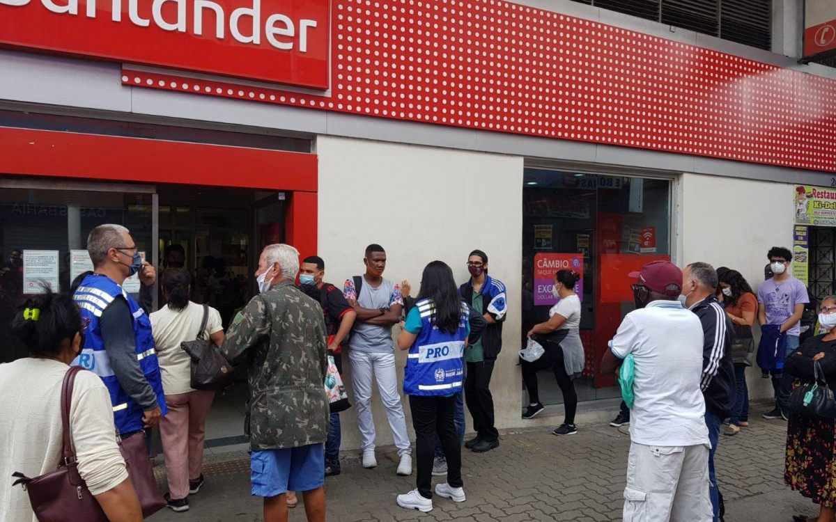 Em determinados bancos, n&atilde;o havia fila exclusiva para idosos