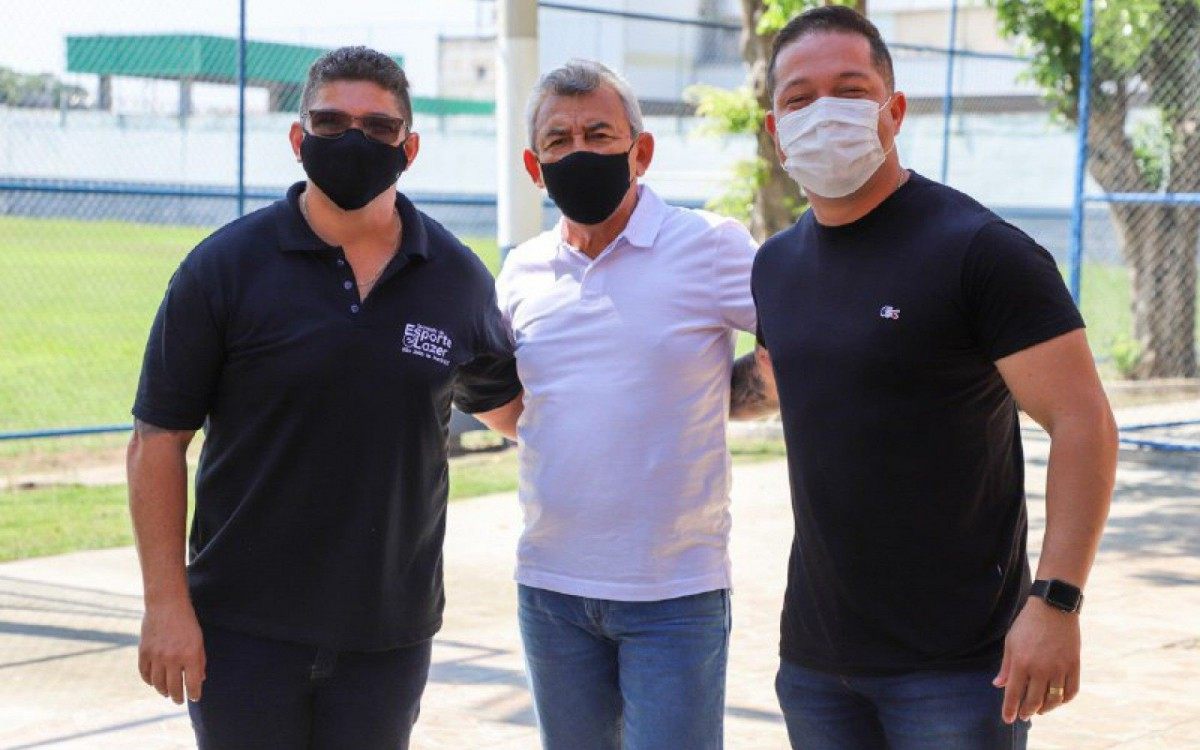 Da esquerda para a direita: secret&aacute;rio de Esporte e Lazer, Dinho Meriti; prefeito de S&atilde;o Jo&atilde;o de Meriti, Dr Jo&atilde;o e vereador Rodrigo Pit