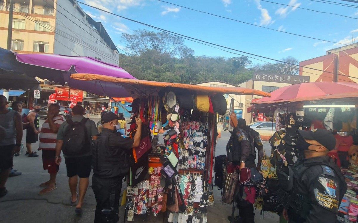 Policiais apreendem produtos falsificados nas imedia&ccedil;&otilde;es das esta&ccedil;&otilde;es da Pavuna e de Belford Roxo, nesta sexta-feira