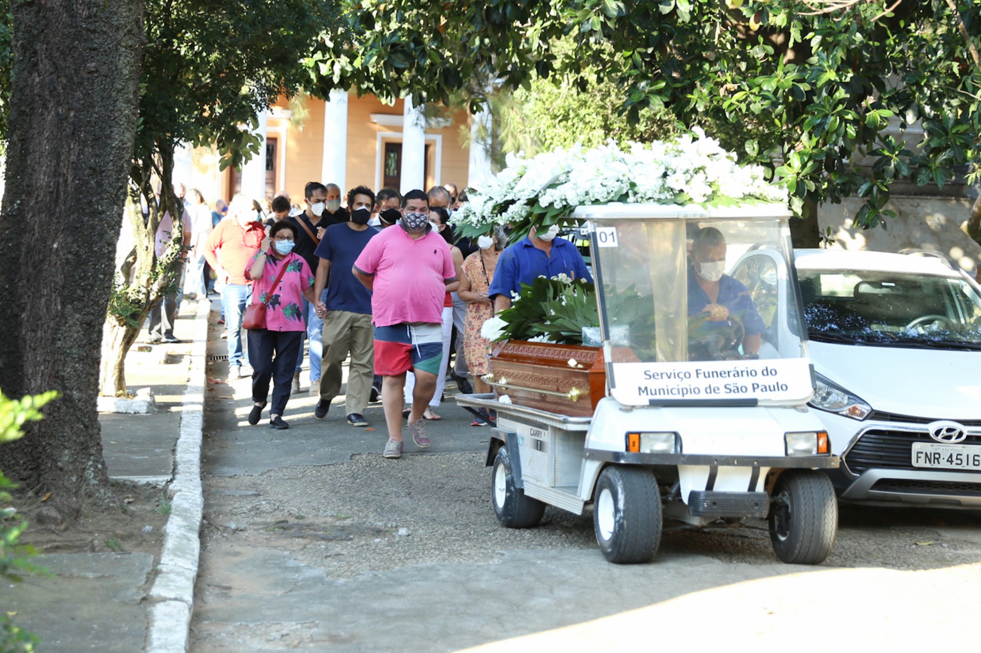 Corpo do ator Sérgio Mamberti é sepultado no Cemitério da Consolação, na região central de São Paulo, na tarde desta sexta-feira - Ag. News