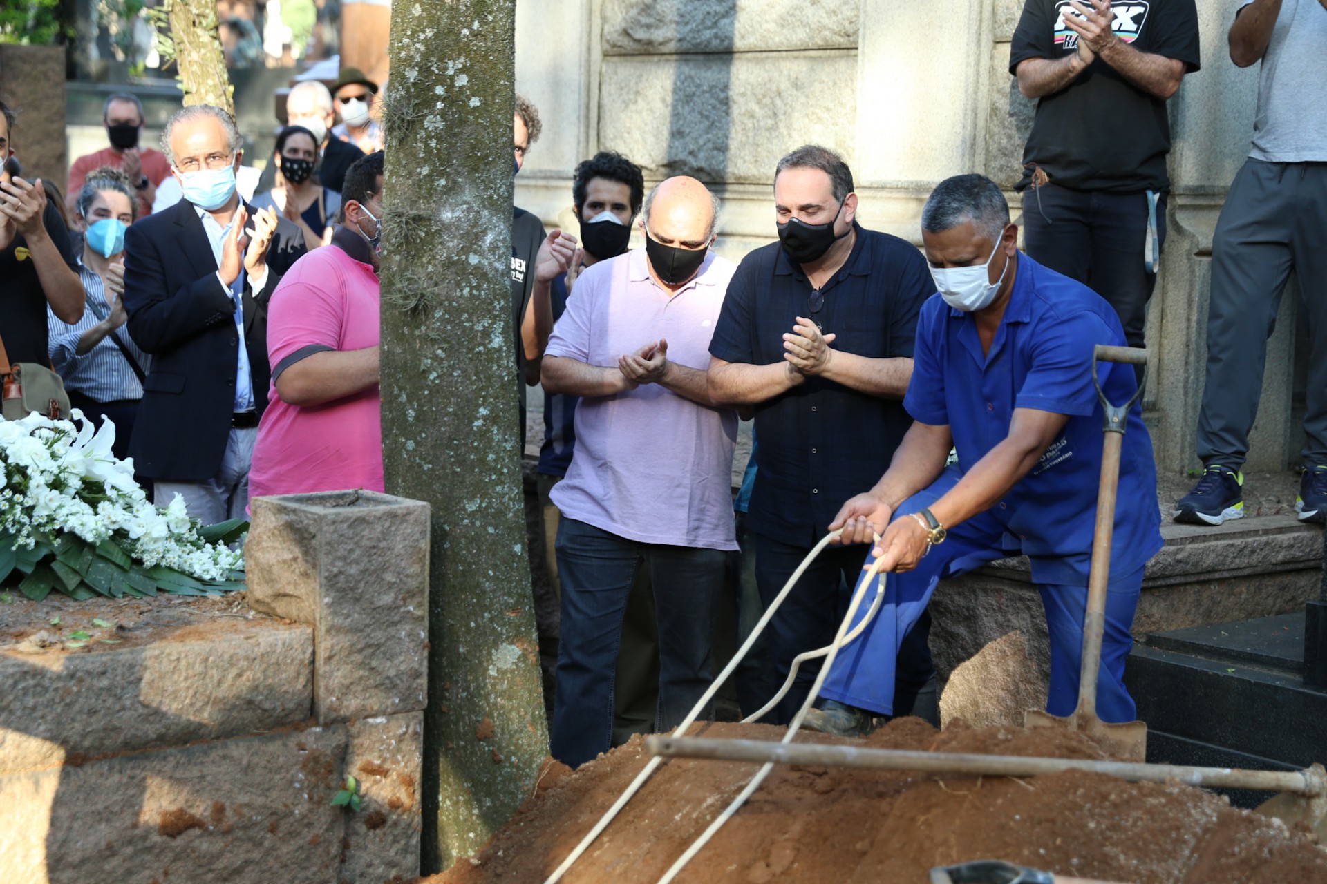Corpo do ator Sérgio Mamberti é sepultado no Cemitério da Consolação, na região central de São Paulo, na tarde desta sexta-feira - Ag. News