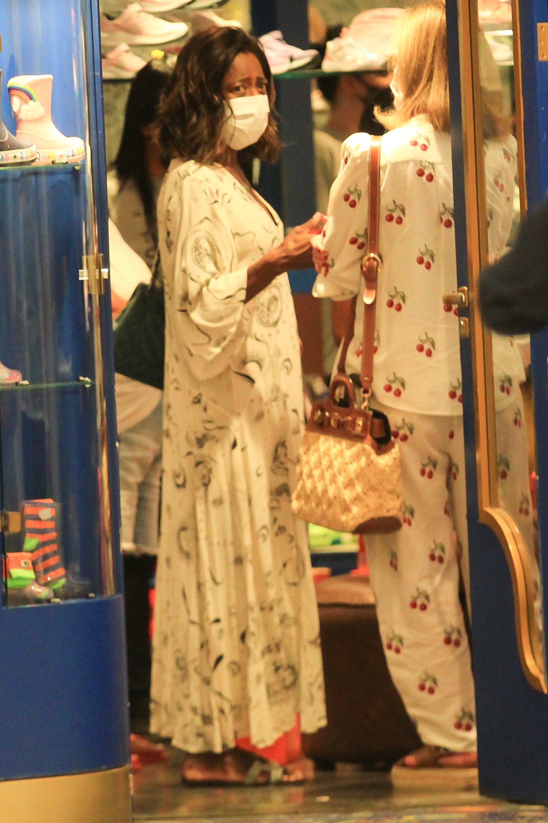 Glória Maria tem dia de compras com as filhas em shopping do Rio - Ag. News