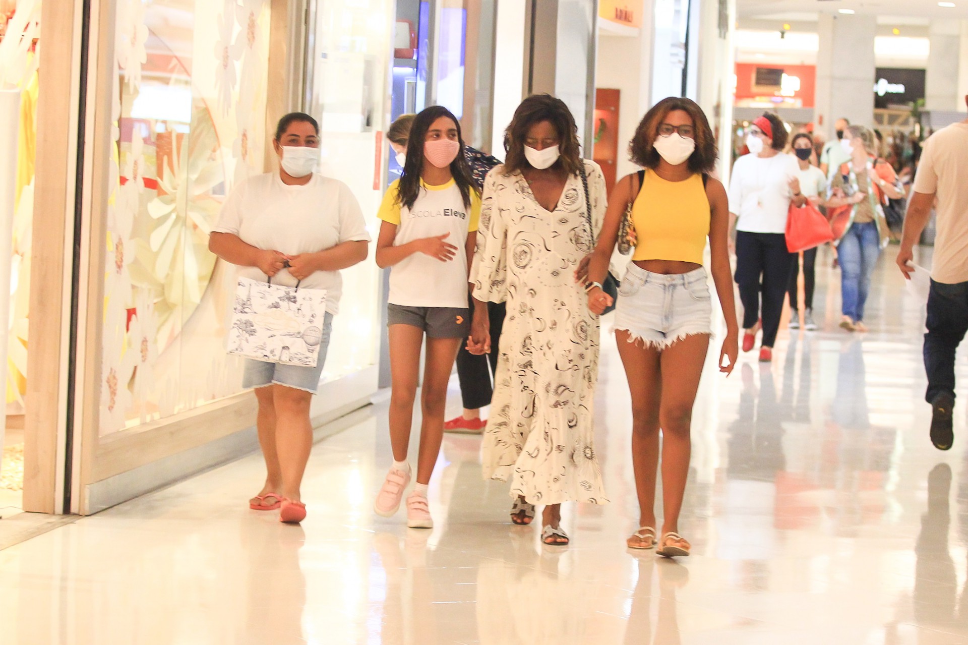 Glória Maria tem dia de compras com as filhas em shopping do Rio - Ag. News