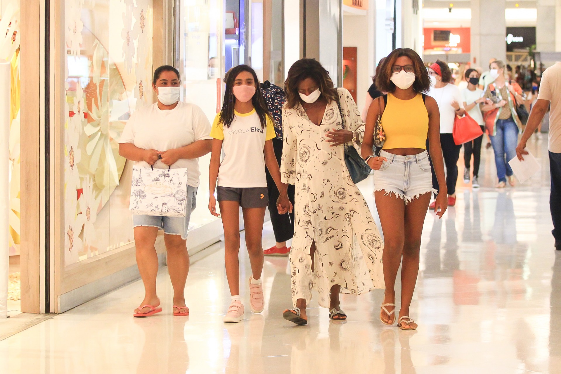 Glória Maria tem dia de compras com as filhas em shopping do Rio - Ag. News