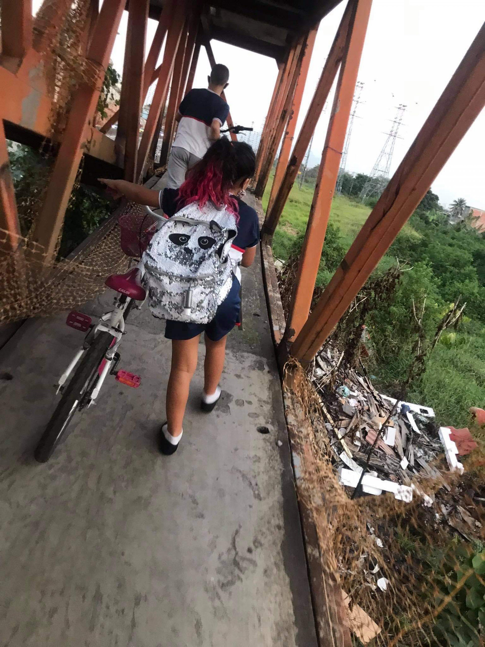 Estudantes atravessando a passarela que liga os bairros de Santo Elias e Vila Emil - Reprodução