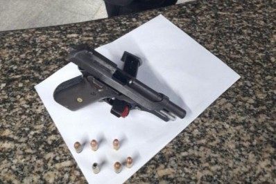 Homem preso com arma e munições no interior de veículo em Campos