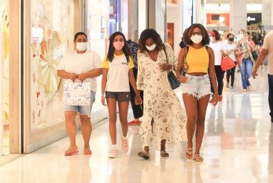 Glória Maria tem tarde de compras com as filhas em shopping do Rio