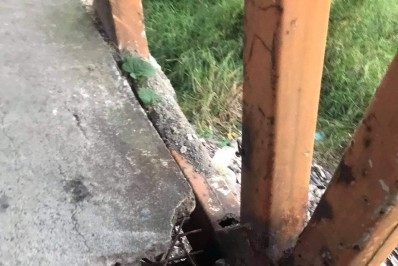Passarela deteriorada em Mesquita coloca em risco vida de pedestres