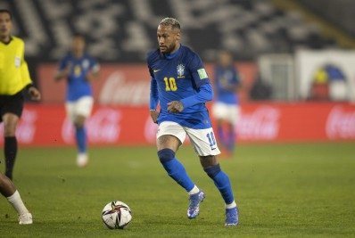 Após críticas, Neymar nega estar fora de forma: 'No próximo jogo peço camisa M'