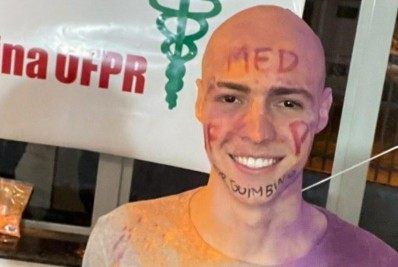 Estudante raspa cabeça ao passar em medicina e depois 'perde' vaga por erro da universidade