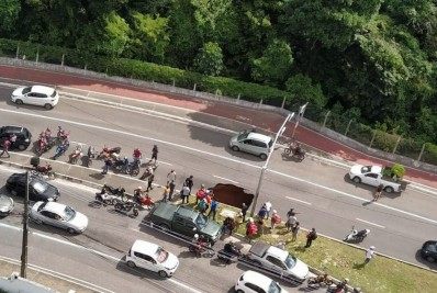 Carro é 'engolido' por asfalto e cai em cratera de 8 m de profundidade