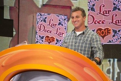 Luciano Huck comemora estreia no 'Domingão': 'É um dia sagrado para as famílias'