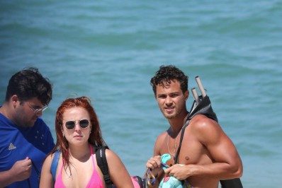 Larissa Manoela e André Luiz Frambach são vistos juntos na praia