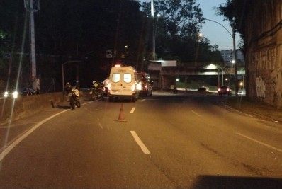 Acidente entre táxi e moto ocupa faixa na saída do Túnel Rebouças