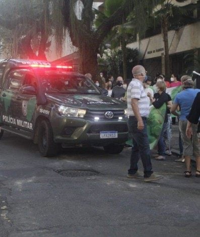 Protesto feito por moradores da Tijuca contra a retirada de árvores de área de mata - Marcos Porto/Agência O DIA