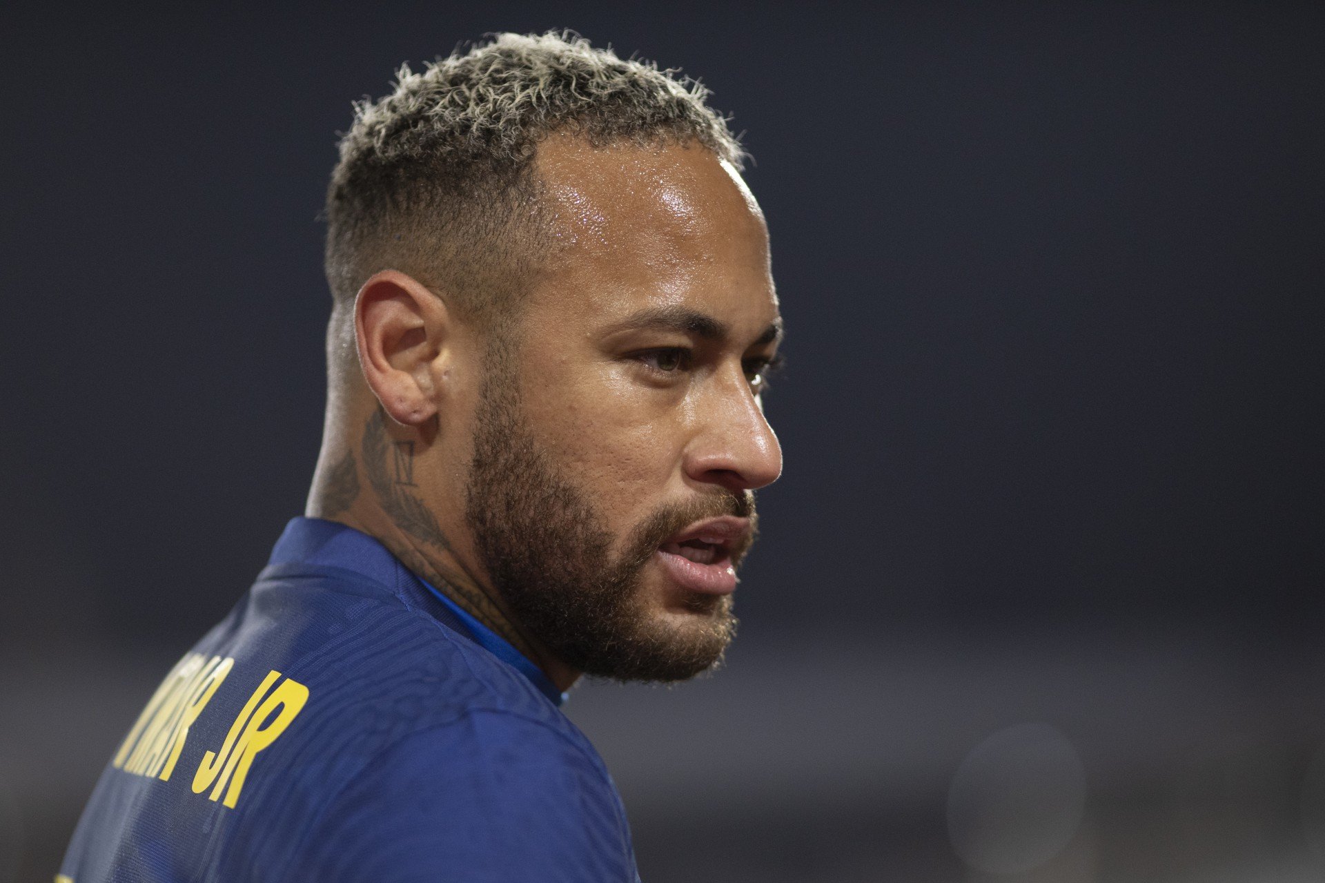 Em recuperação de lesão, Neymar volta a correr no campo