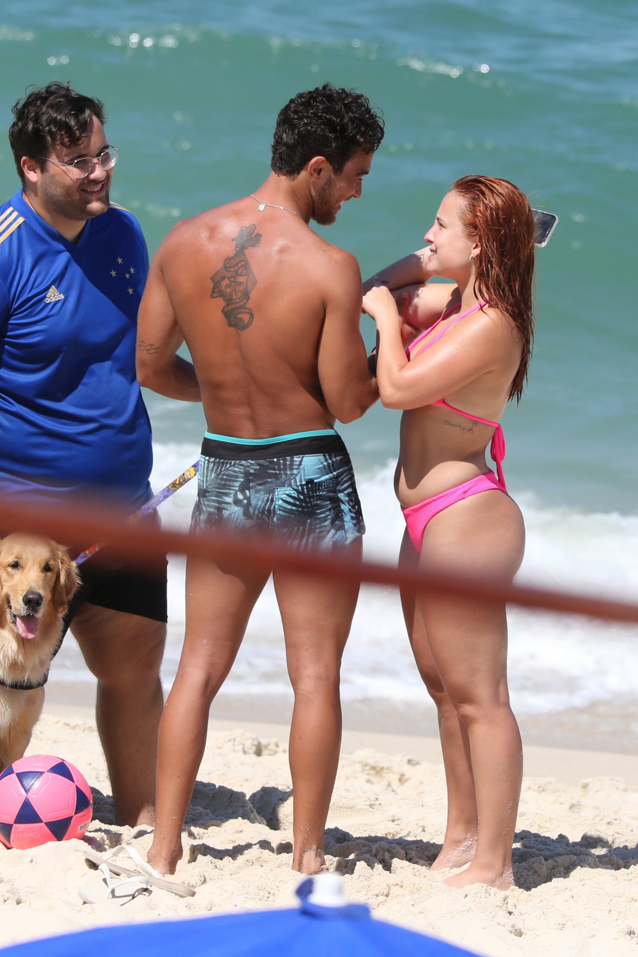 Larissa Manoela e namorado na praia da Barra da Tijuca - AgNews