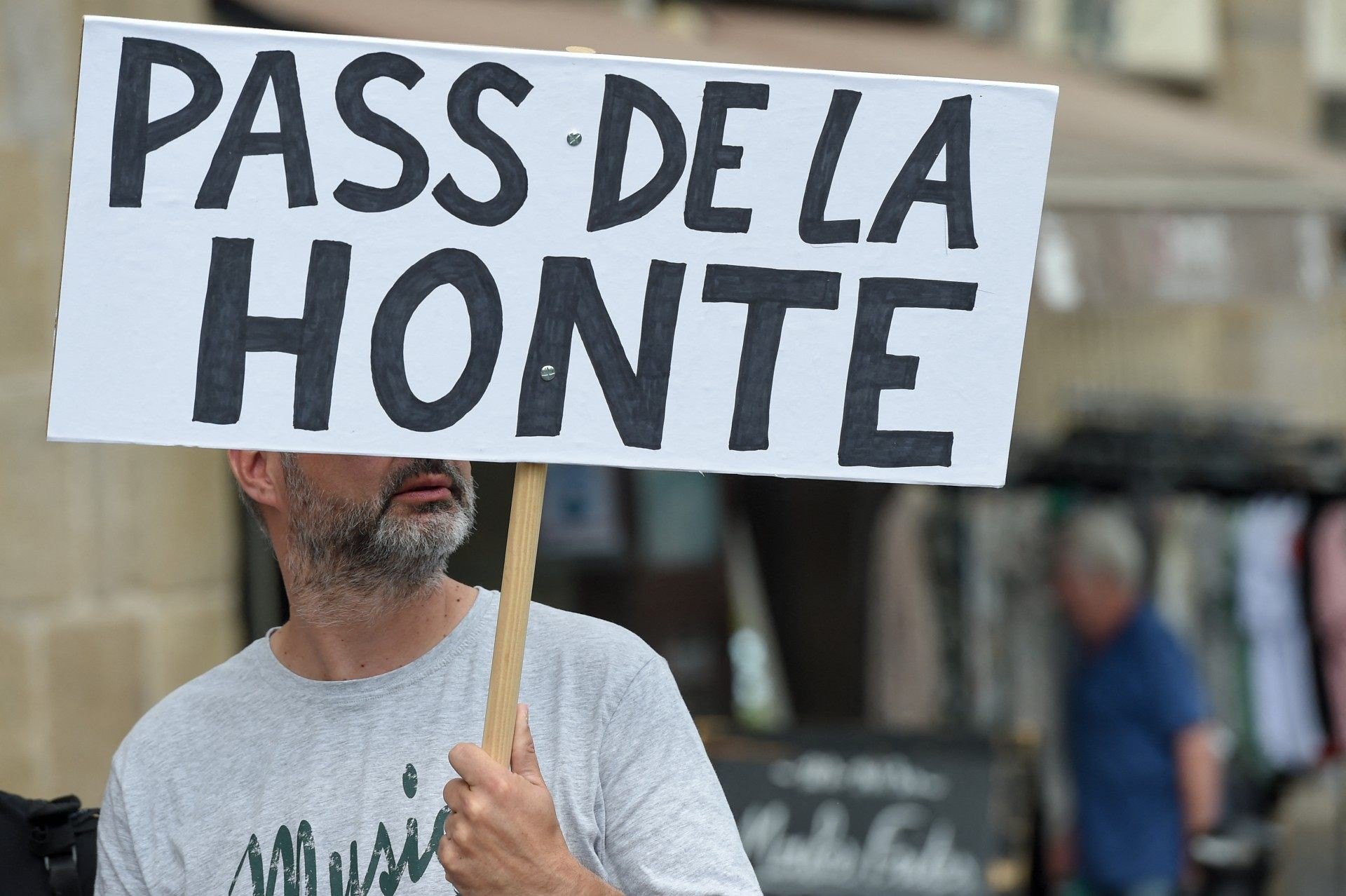 Na França, milhares de pessoas protestam contra passe sanitário