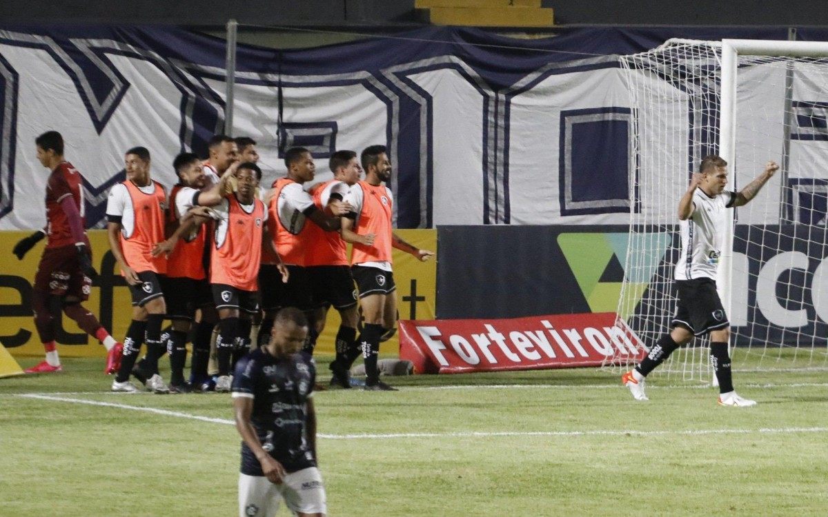 SP - REMO-BOTAFOGO-CAMPEONATO-BRASILEIRO-SÉRIE-B - ESPORTES - Jogadores do Botafogo comemoram durante partida entre Remo e Botafogo RJ, válido pelo Campeonato Brasileiro Série B, realizado na cidade de Belém, PA, neste sábado, 04.
 
Foto: OSWALDO FORTE/FUTURA PRESS/ESTADÃO CONTEÚDO - OSWALDO FORTE/FUTURA PRESS/ESTADÃO CONTEÚDO