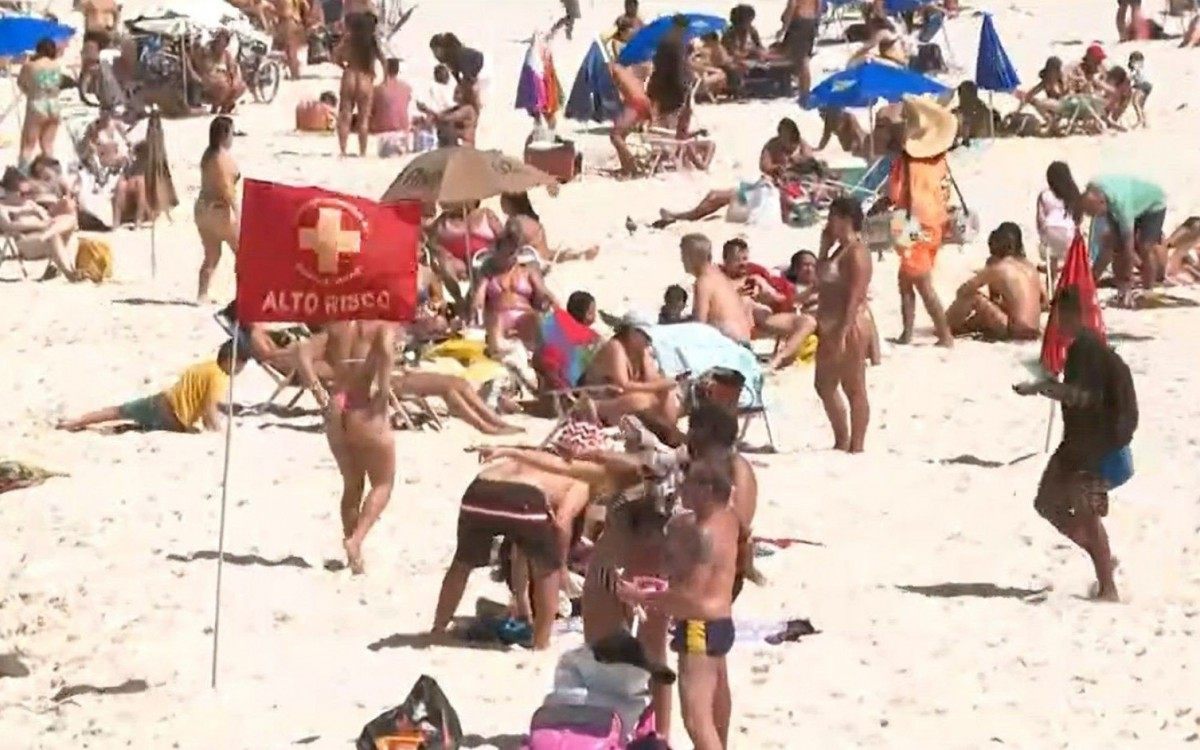 Praias lotadas durante o primeiro dia de feriado prolongado - Reprodução/TV Globo