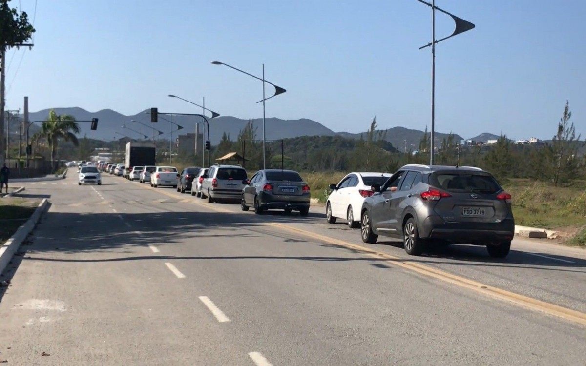 Durante a manh&atilde;, havia pelo menos dois quil&ocirc;metros de congestionamento para entrar na cidade, na RJ-140