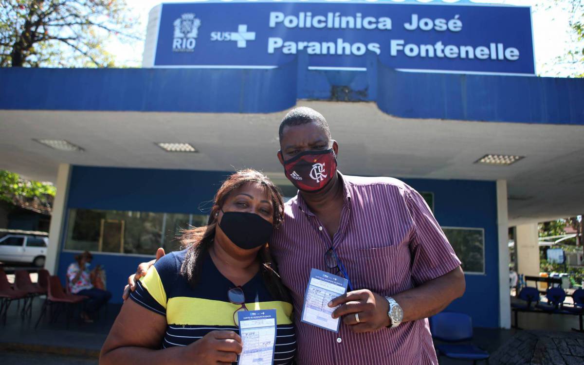 Rio,23/08/2021- DUQUE DE CAXIAS- Posto de Saude Alayde Cunha, vacinacao de 12 a 17 anos, adolescentes aguadam na fila para tomar a primenra dose da vacina. Circulou um post na internet dizendo que iriam vacinar adolescente da cidade.Foto: Cleber Mendes/Agência O Dia