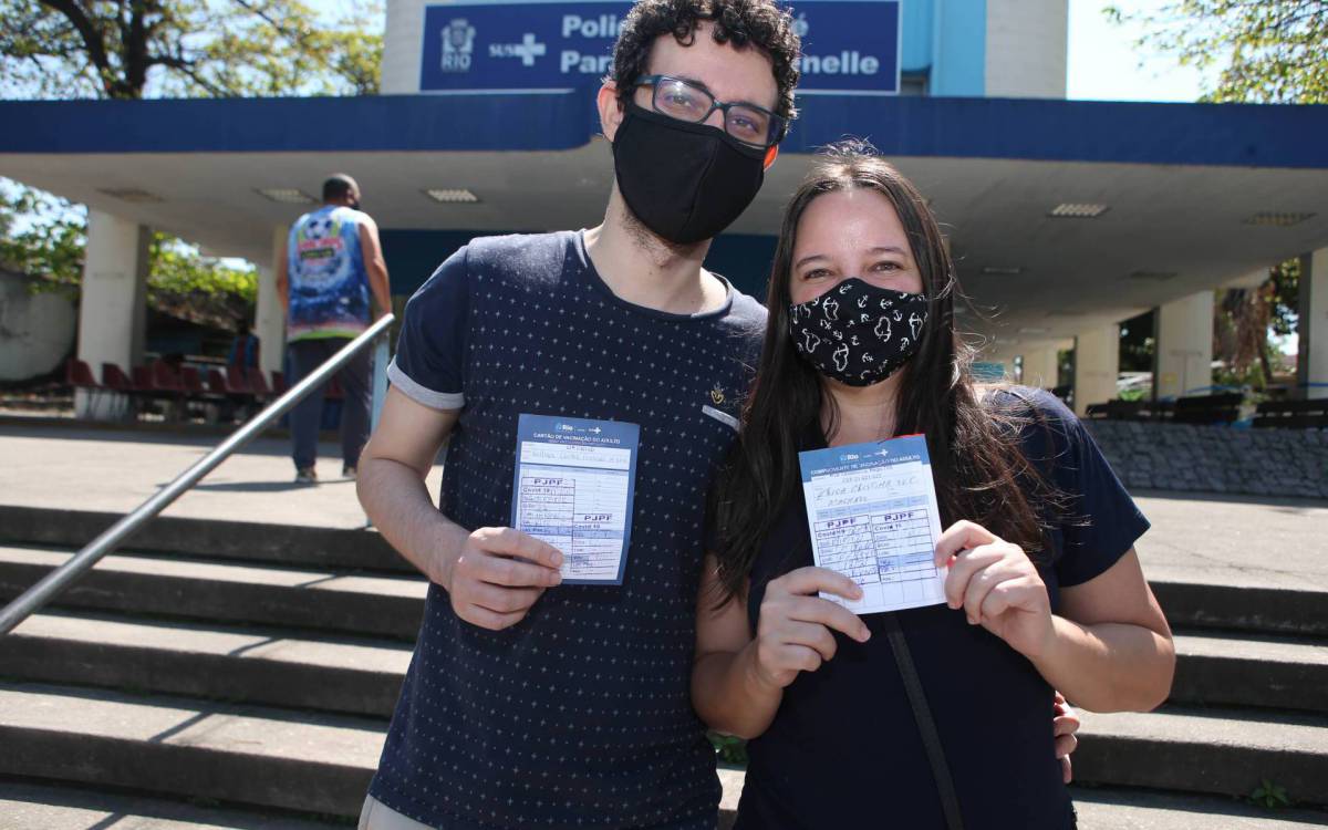 Rio,04/09/2021-TIJUCA,Centro Policlinica Jose Paranhos Fontenelle, dia de vacinacao contra a Covid-19,movimentao no posto de saude em Olaria, na foto, Erika Cristina do Carmo 35 anos e Raphael Cecilio 33 anos.Foto: Cleber Mendes/Agência O Dia