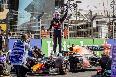 Com bela festa, Verstappen crava pole na Holanda e pode voltar à liderança da F-1