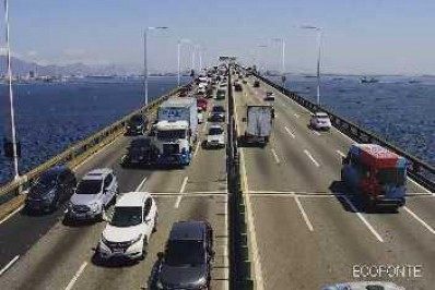 Motoristas enfrentam trânsito lento na saída do Rio para feriado