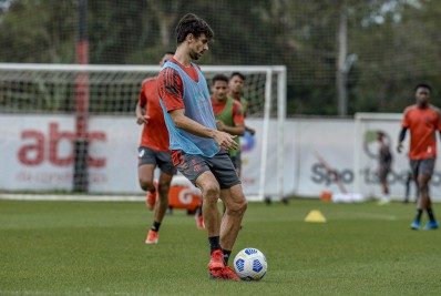 Rodrigo Caio participa de treino ao lado de companheiros do Flamengo e se aproxima de retorno
