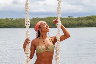 Foto! Negra Li posa de biquíni e mostra corpão na web