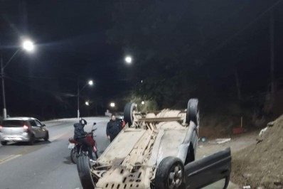 Motorista perde controle e carro capota em Saquarema