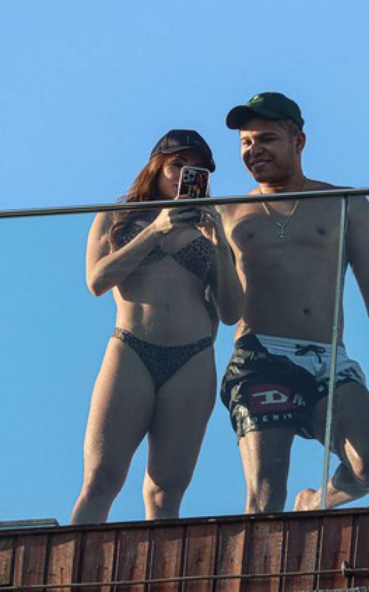 Gabi Martins e Tierry em piscina de hotel no Rio