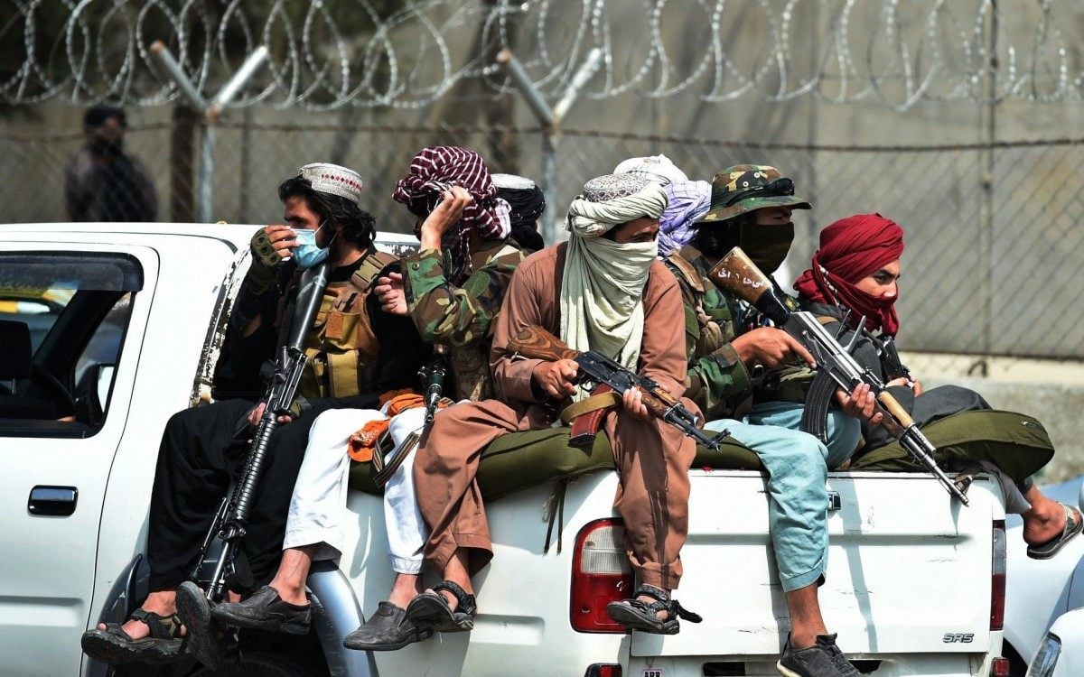 Taliban fighters guard outside the airport in Kabul on August 31, 2021, after the US has pulled all its troops out of the country to end a brutal 20-year war -- one that started and ended with the hardline Islamist in power. (Photo by Wakil KOHSAR / AFP) - AFP