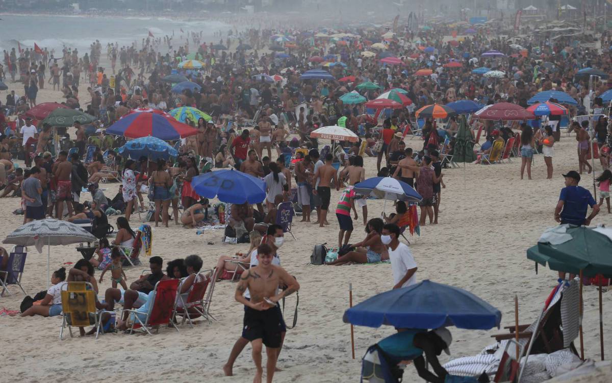 Rio,05/09/2021 -ARPOADOR - Praia,movimentacao na praia e caldadao  Arpoador. Na foto, praia lotada.Foto: Cleber Mendes/Agência O Dia - Cléber Mendes