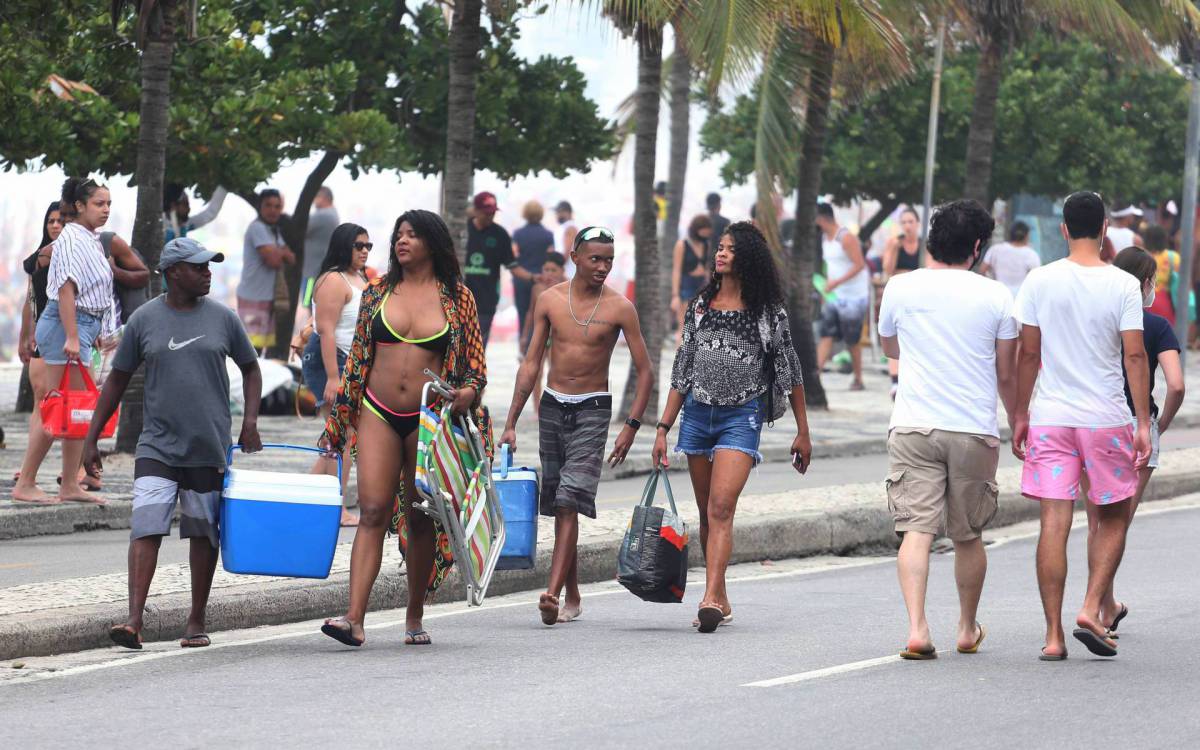 Rio,05/09/2021 -ARPOADOR - Praia,movimentacao na praia e caldadao  Arpoador. Na foto, pessoas sem mascara.Foto: Cleber Mendes/Agência O Dia - Cléber Mendes
