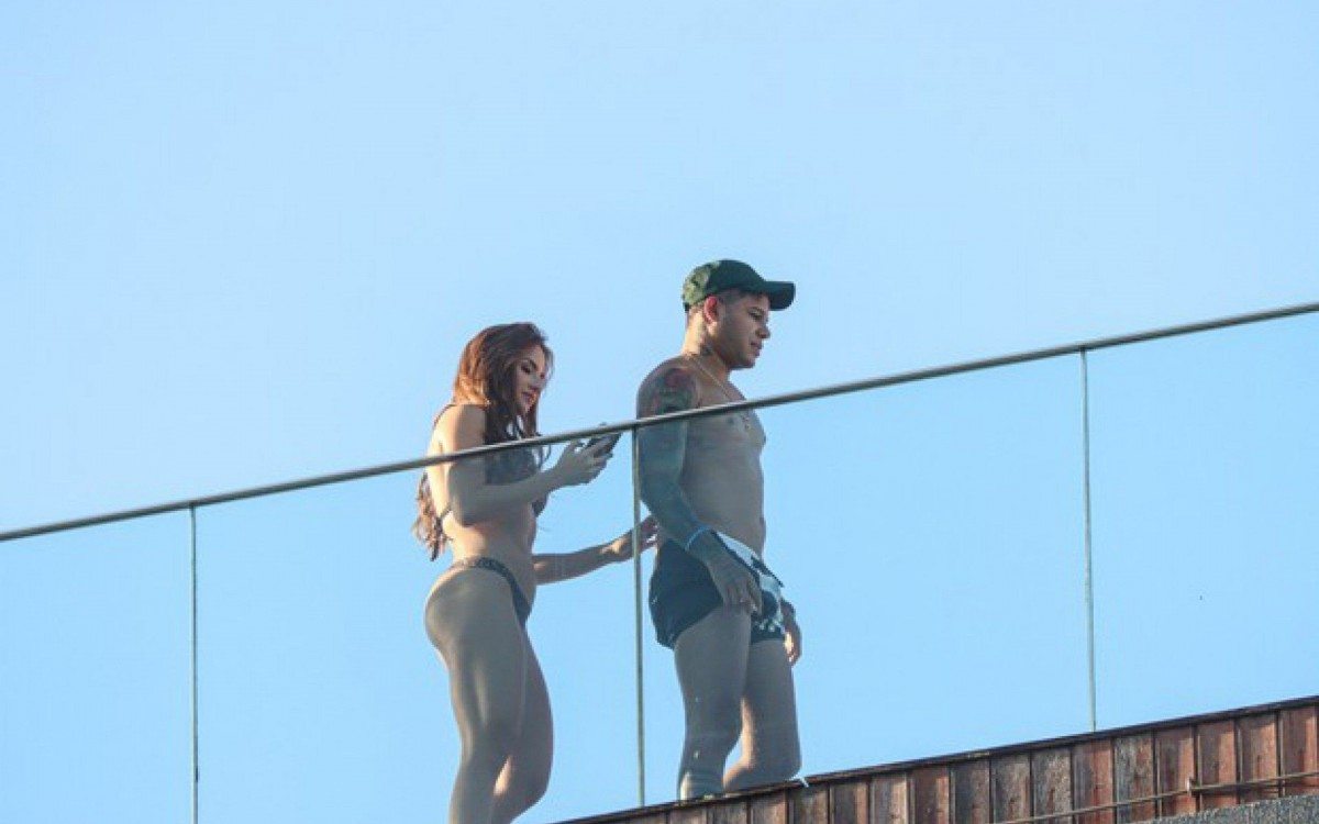 Gabi Martins e Tierry em piscina de hotel no Rio