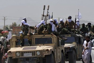 Talibãs se reúnem com enviado do Reino Unido em tentativa de romper isolamento