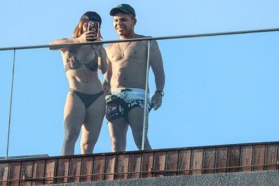 Gabi Martins e Tierry são fotografados em piscina de hotel