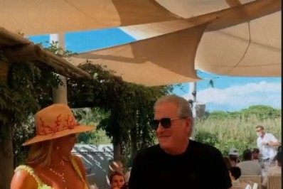 Roberto Justus rebola até o chão em dança com a mulher