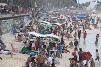 Cariocas enchem as praias mesmo com céu nublado