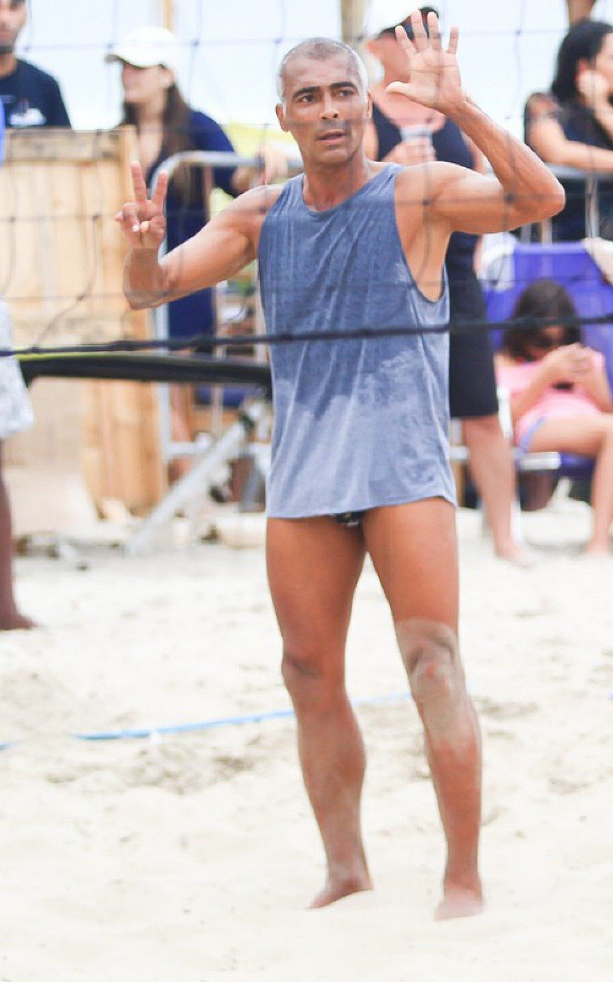 Rom&aacute;rio joga futev&ocirc;lei em praia do Rio