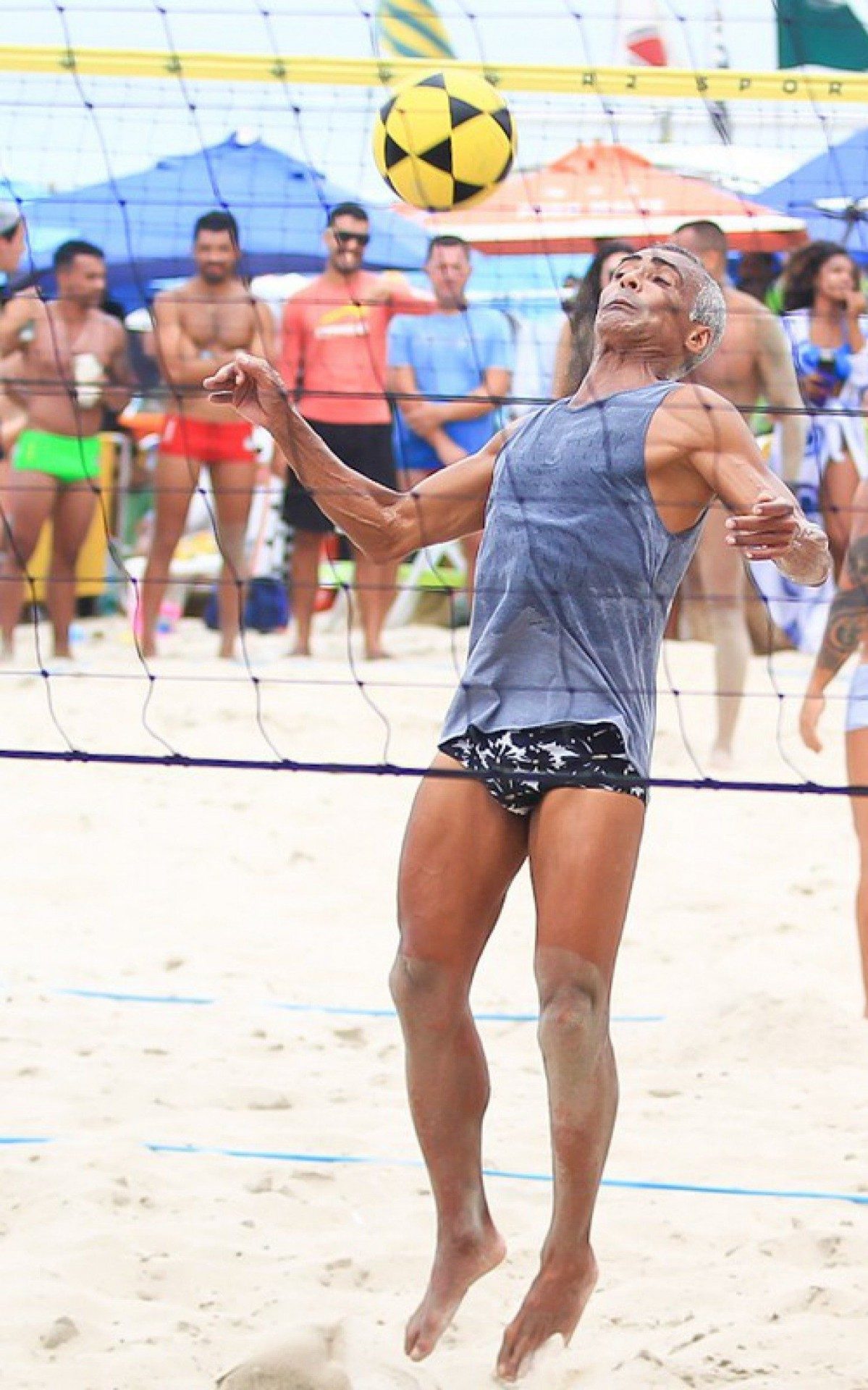 Rom&aacute;rio joga futev&ocirc;lei em praia do Rio