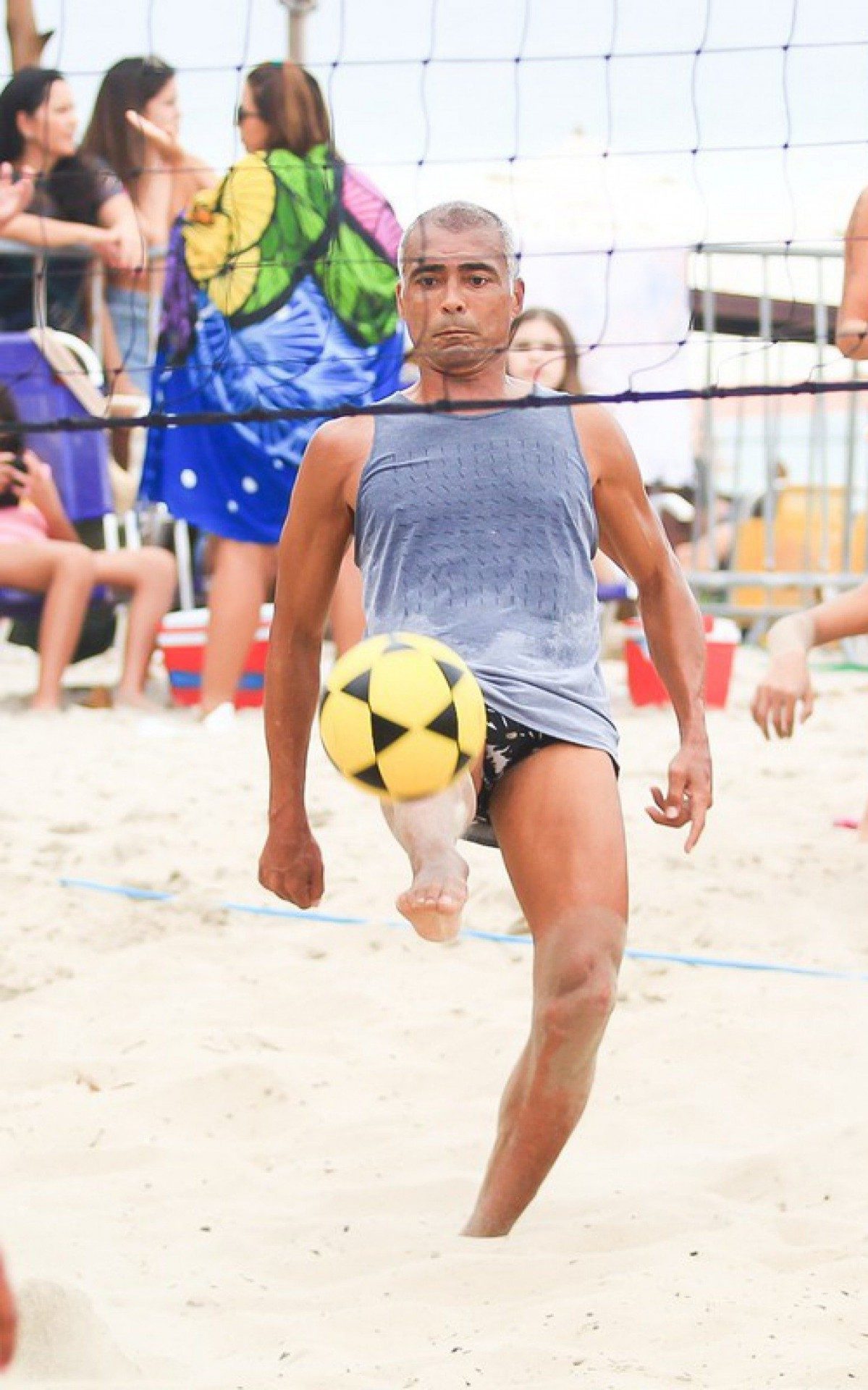 Rom&aacute;rio joga futev&ocirc;lei em praia do Rio