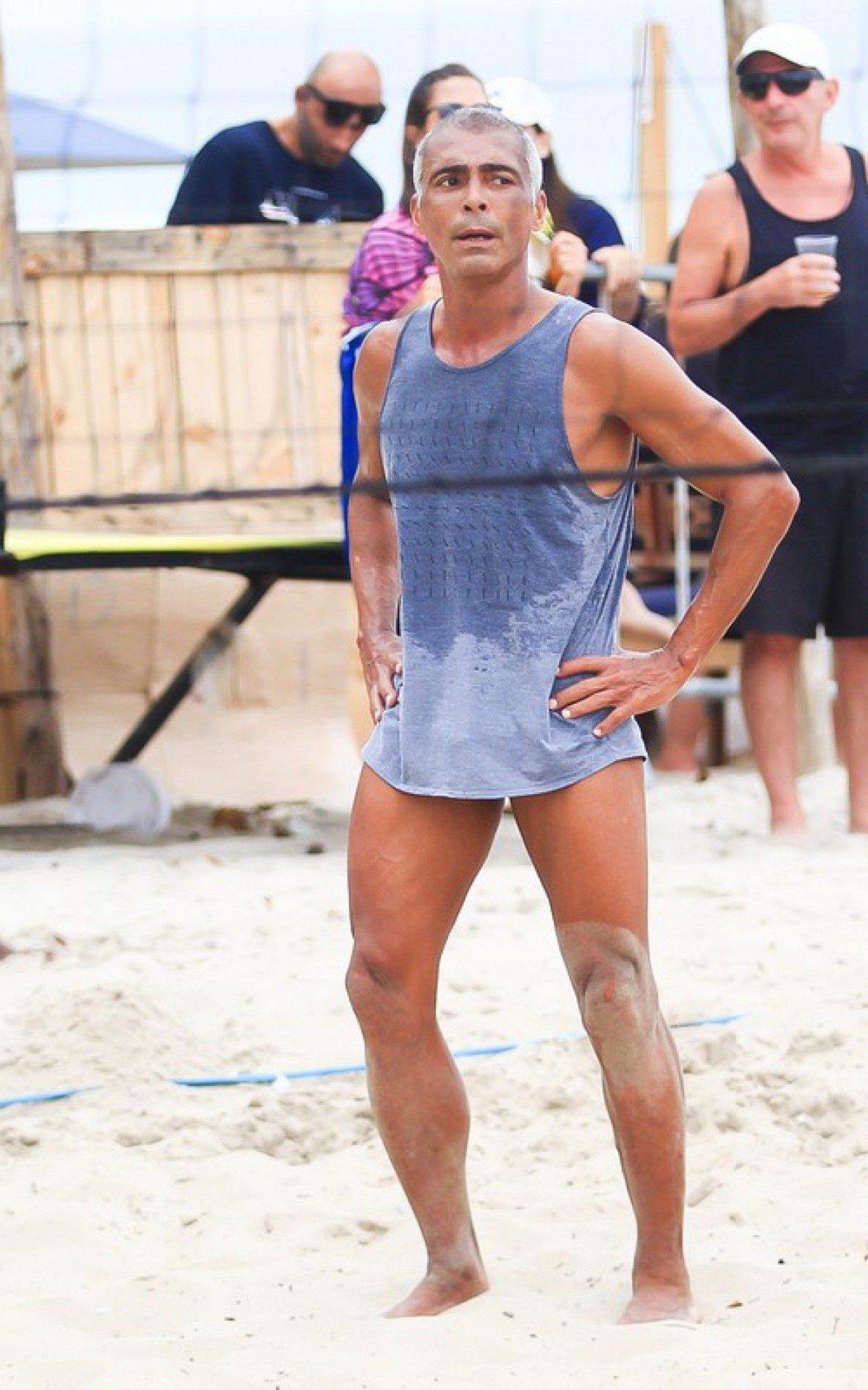 Rom&aacute;rio joga futev&ocirc;lei em praia do Rio