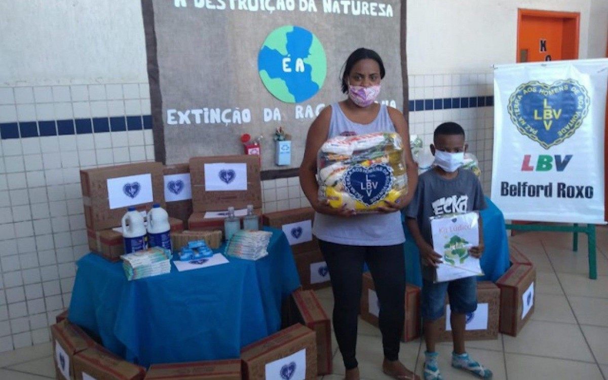Fam&iacute;lias receberam cestas b&aacute;sicas da LBV