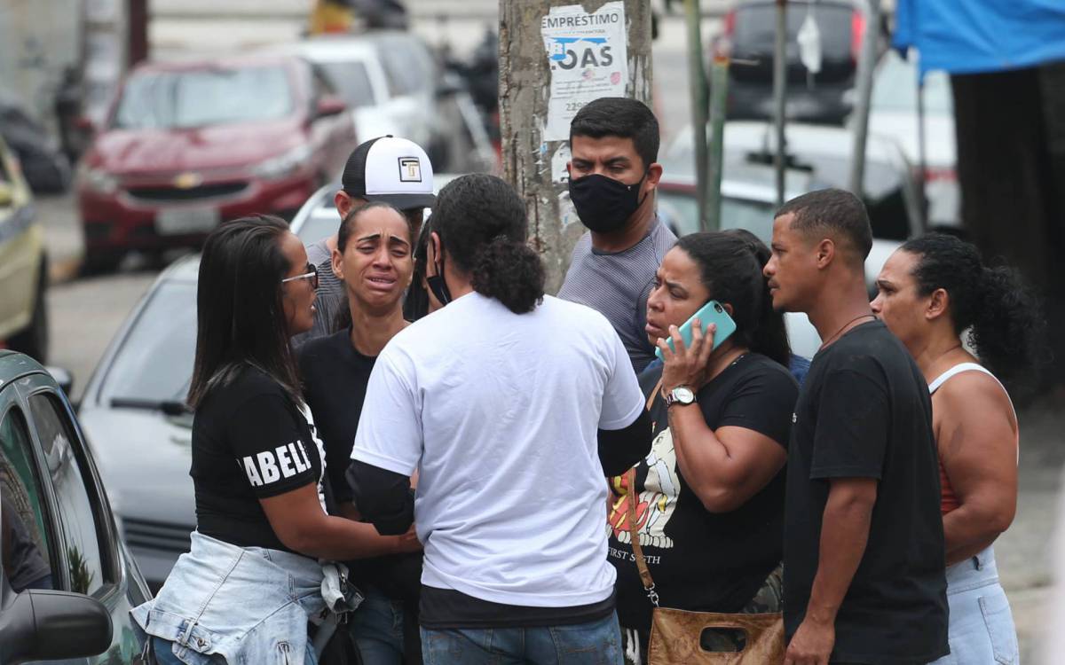 Irmãs são baleadas durante baile funk no Complexo da Maré. Uma morreu e a outra está em estado grave no Hospital Getulio Vargas - Cléber Mendes