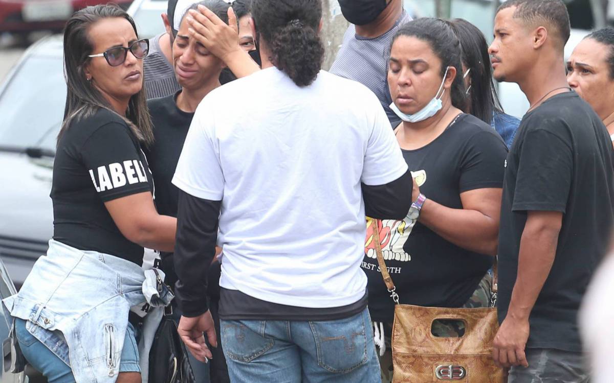 Irmãs são baleadas durante baile funk no Complexo da Maré. Uma morreu e a outra está em estado grave no Hospital Getulio Vargas.  - Cléber Mendes